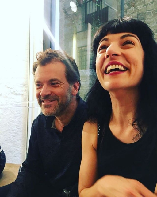 Un hombre y una mujer riendo, con la mirada fuera de cuadro, en una foto robada por Sonia