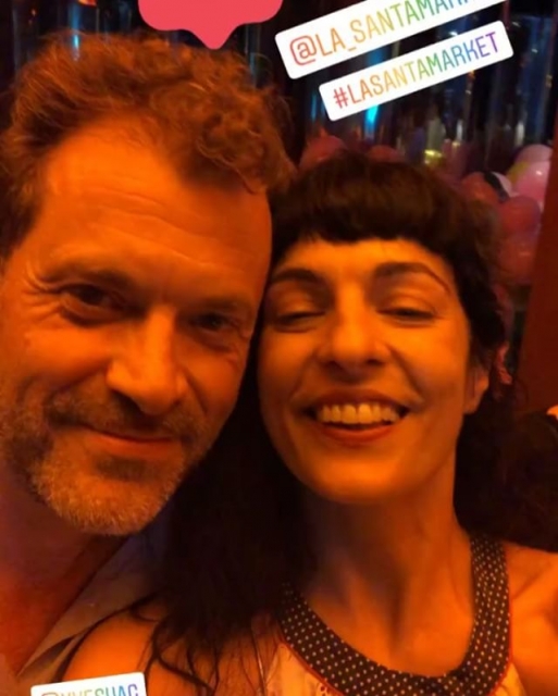 Selfi de un hombre y una mujer con las etiquetas de Instagram «@la_santamarket» y «#lasantamarket»