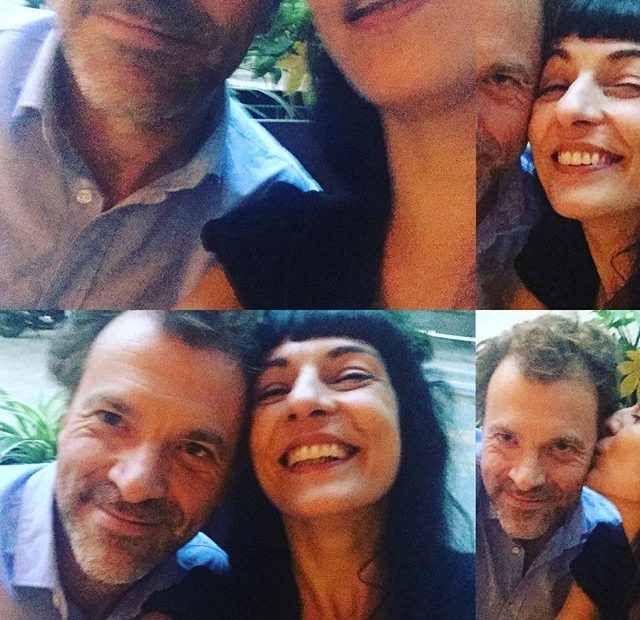 Roser Amills y David visitan la exposicion de Pere Colom