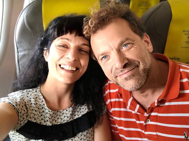 Roser Amills y David Gau en avión a Mallorca