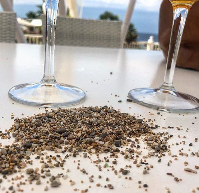 La arena que se quiere venir con nosotros, escondida en el bañador