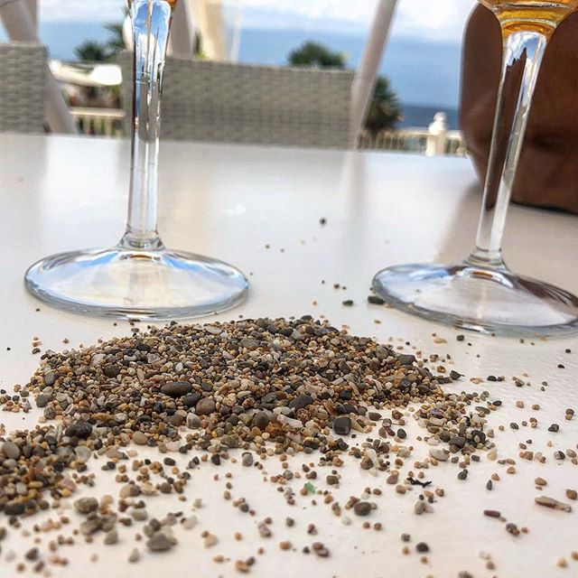 La arena que se quiere venir con nosotros, escondida en el bañador