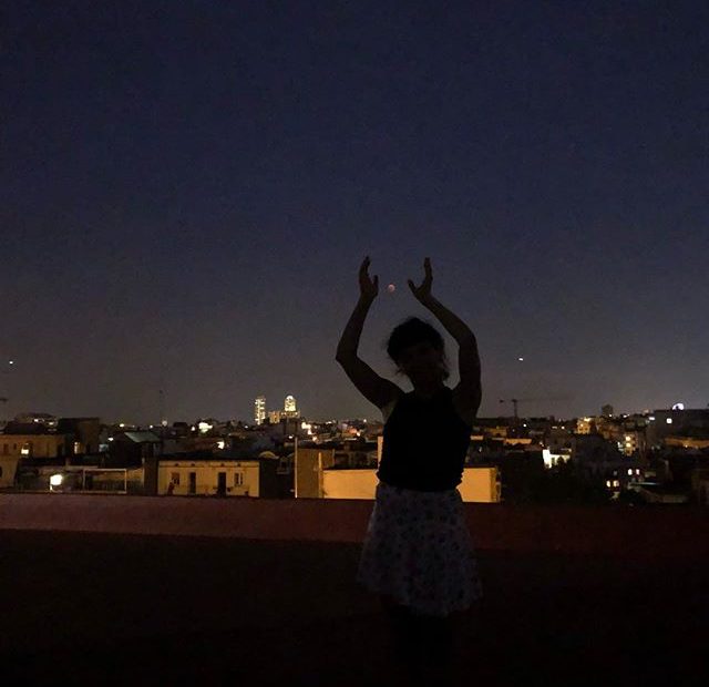 Roser amills, con nubes, pero si os fijais bien vereis la luna en pleno eclipse ;))