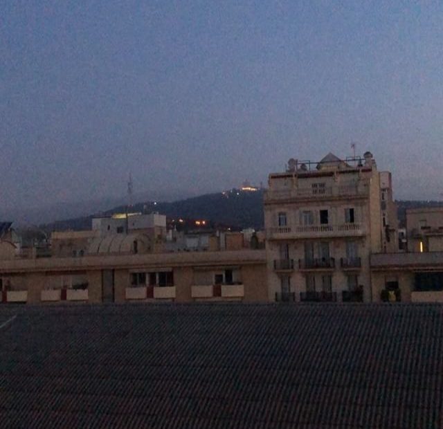 Roser Amills escribe al amanecer mientras la ciudad despierta