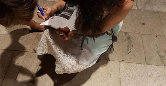 Roser Amills dedicant llibres de poesia a Artà, PoésArt 2018 2 roser amills poesart 2018