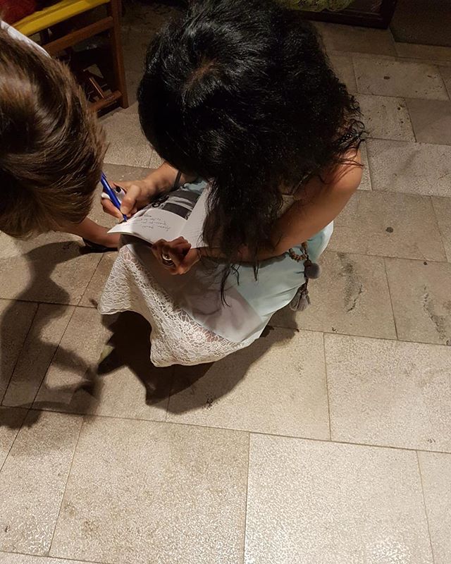 Dedicar libros de poesía es maravilloso. Gracias @festival_poesart #PoésArt2018 [foto de @yvesuag ]