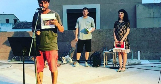 Roser Amills recita al Poesart d'Arta