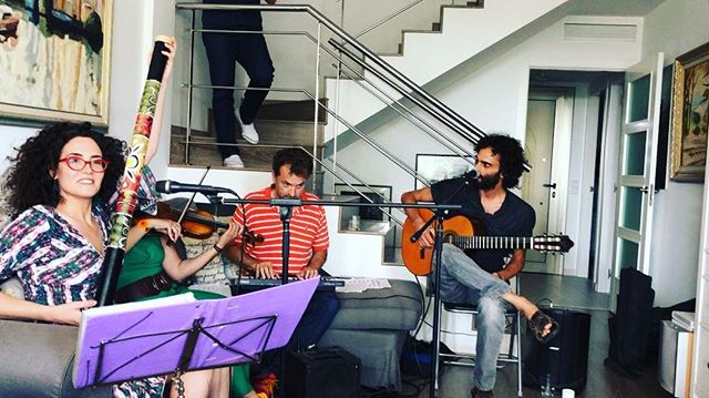 Trobada musical amb Pauleta Violina, Gora Casado, Lucia Salcedo, Frederic Garrido i David Gau, amb Roser Amills