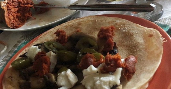 Y la de David Gau es bretona, claro, #crêpesforestiere pero con #sobrassada mallorquina - Roser Amills, escritora mallorquina