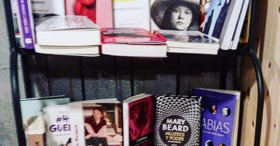 Roser Amills celebra que Asja Lacis esté tan bien expuesta en la librería Moito Conto, en la calle San Andrés 35 de A Coruña 2 Roser Amills celebra que Asja Lacis esté tan bien expuesta en la librería Moito Conto, en la calle San Andrés 35 de A Coruña - Roser Amills, escritora mallorquina