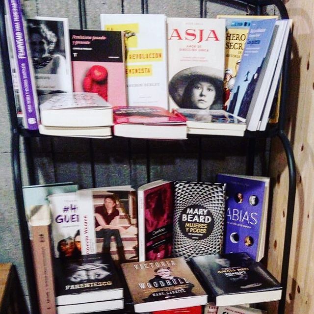 Me hace muy feliz que #asjalacis esté tan bien expuesta en la librería @MoitoConto del número 35 de la calle San Andrés en #ACoruña! Gracias 📚💕!