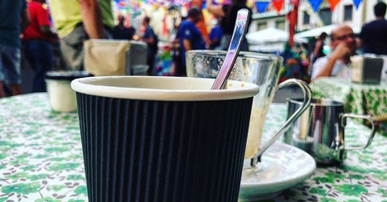 Roser Amills ofereix cafè amb gel durant les Festes de Gràcia 2018 al barri de Gràcia 2 Roser Amills ofereix cafè amb gel durant les Festes de Gràcia 2018 al barri de Gràcia - Roser Amills, escritora mallorquina