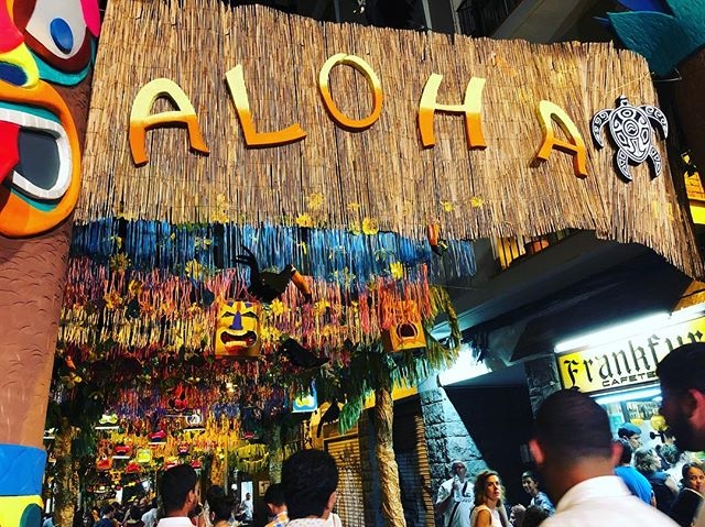 Calle de Gràcia decorada con una entrada con el rótulo ALOHA durante las Festes de Gràcia