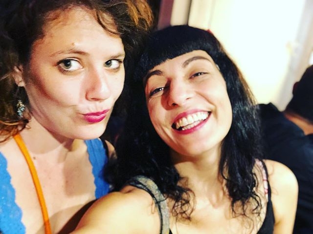 Selfi de dues dones somrient en un interior