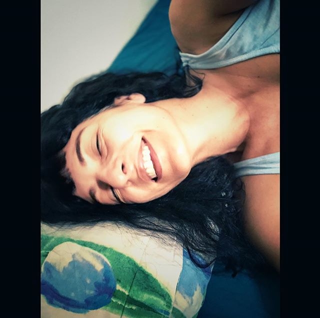 Roser Amills ríe en un selfi con la imagen girada