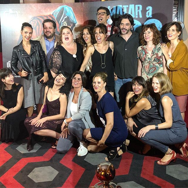 Foto de grupo #premiere de #mataradios en Barcelona! Viva @ItziarCastro (mirad qué feliz está!) y la #comedianegra + premiada del año (en cines, 21 de septiembre) #cineespañol #cinema‬