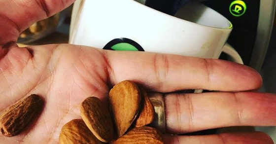Habéis probado el café con almendras? #ideassanas #almendras #almendrasmallorquinas - Roser Amills, escritora mallorquina