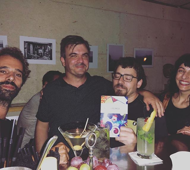 Roser amills amb Martí de la llibreria No llegiu