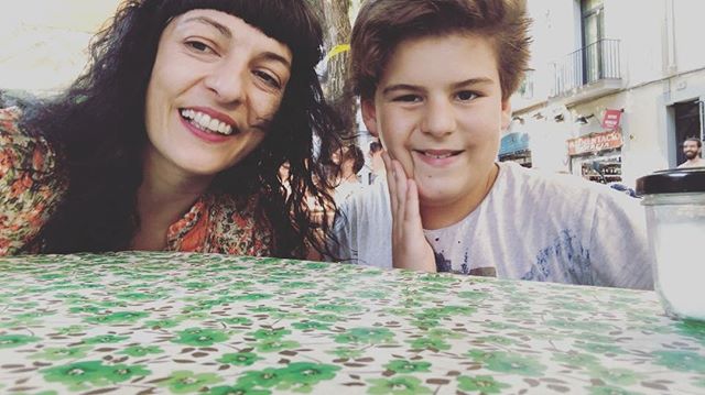 Roser Amills con su hijo Juan