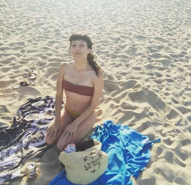 roser amills en bikini diseño de santa braguita