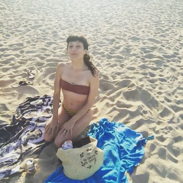 roser amills en bikini diseño de santa braguita