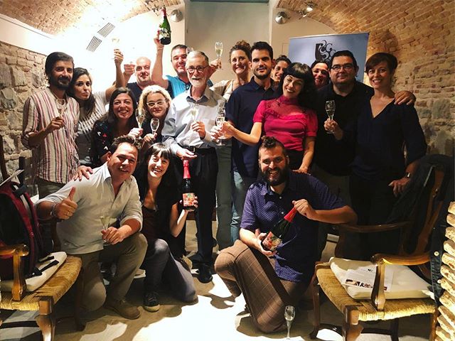 Roser Amills participa a la festa de Cava Guilera, tast de cava Macabeu al Penedès, Catalunya 1 Festa de @cavaguilera Cava feliços! 🥂🍾 #iLoveCava #Macabeu #vines #Guilera #vineyard #Penedes #wine #region #catalonia #catalunya #CavaGuilera #Barcelona #Cava #tasting #luckygirl #instamood #winetasting #process #patience it takes #time