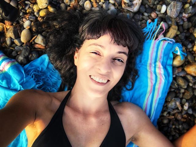 roser amills en la playa de portbou