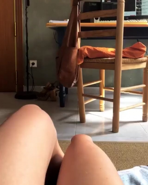 Roser Amills frente al escritorio de Víctor Amela, jornada de escritura