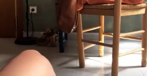 Roser Amills frente al escritorio de Víctor Amela, jornada de escritura