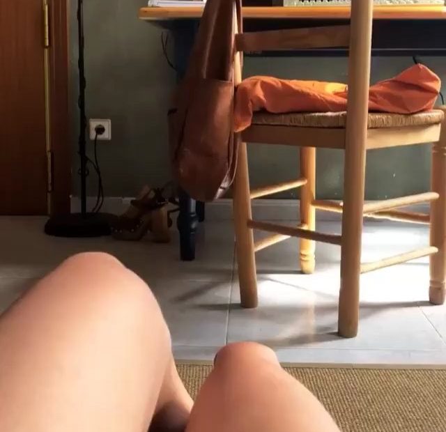 Roser Amills frente al escritorio de Victor Amela, jornada de escritura