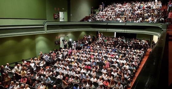 El pati de butaques i l'amfiteatre del Teatre Municipal de Berga ha quedat petit 2 Roser Amills participa en el festival Paraula de poeta de Berga