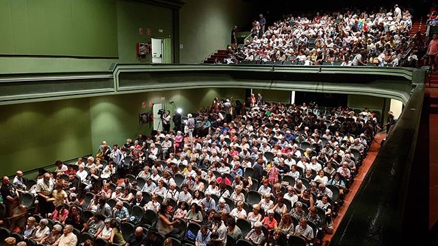 El pati de butaques i l'amfiteatre del Teatre Municipal de Berga ha quedat petit 1 Gracis!!! El pati de butaques i l’amfiteatre del Teatre Municipal de Berga ha quedat petit per acollir a totes les persones que han volgut assistir al festival #ParauladePoeta organitzat per @teatReambR i @AjBerga #poetry