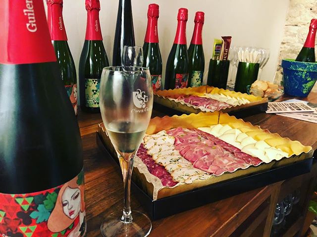 Roser Amills fa una pausa per a un tast de cava Guilera Macabeu al Penedès, Catalunya 1 Cava stop… Cava tasting! 🥂🍾 #iLoveCava #Macabeu #vines #Guilera #vineyard #Penedes #wine #region #catalonia #catalunya #CavaGuilera #Barcelona #Cava #tasting #luckygirl #instamood #winetasting #process #patience it takes #time