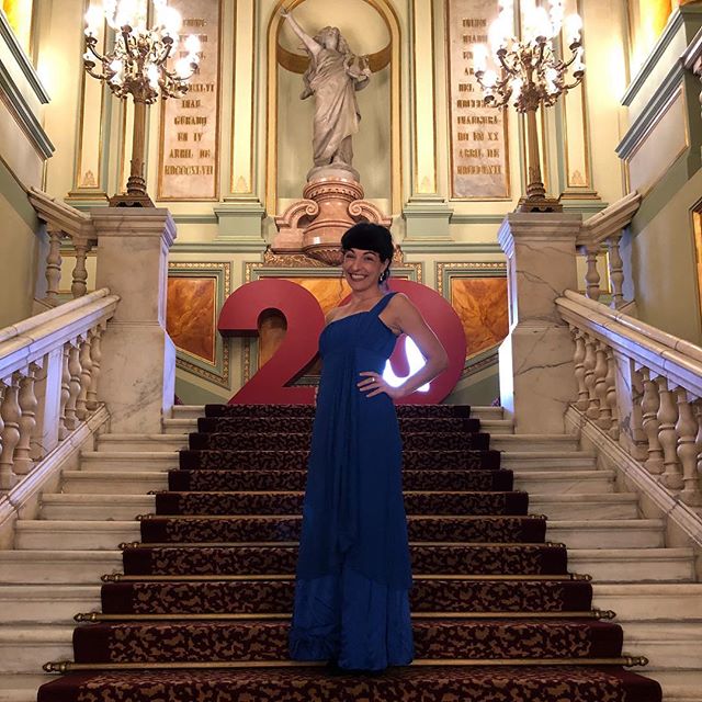 Os gusta este azul? @liceu_opera_barcelona #liceu20 con @PrettyYende y @tenorjcamarena inauguran temporada 2018/19 del Gran Teatre del Liceu con ‘I puritani’ de #Bellini #IPuritaniLiceu 🙋🏻‍♀️