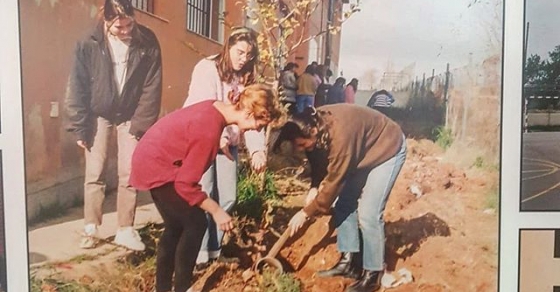 Aquí me tenéis, con 14 tiernos añitos, rubia y con jersey rojo y leggins #madonnastyle, plantamos un árbol en el instituto :)) Esta foto tiene casi 30 años! Es #vintage del bueno, #vintage+10 #llucmajor #algaida #peredesongall - Roser Amills, escritora mallorquina