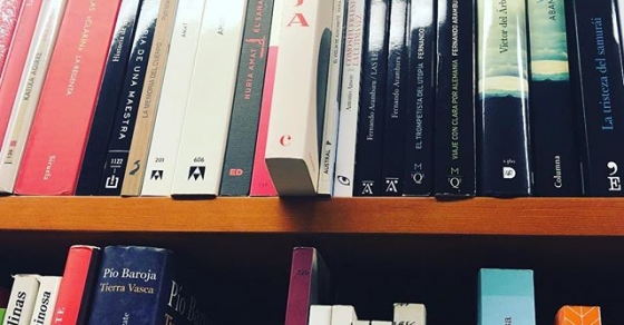 Gracias @llibrerialaie por tener siempre la novela sobre #asjalacis & #walterbenjamin siempre! - Roser Amills, escritora mallorquina