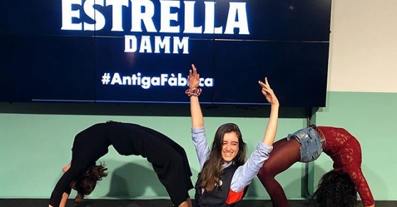 La #m4ctribute ha ido tan bien que con @annabertran y @laura_aznar_grau lo celebramos en @estrelladamm [sesión con @soy_athenea ] - Roser Amills, escritora mallorquina