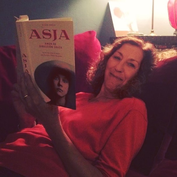 Anna Valles con la novela de Roser Amills