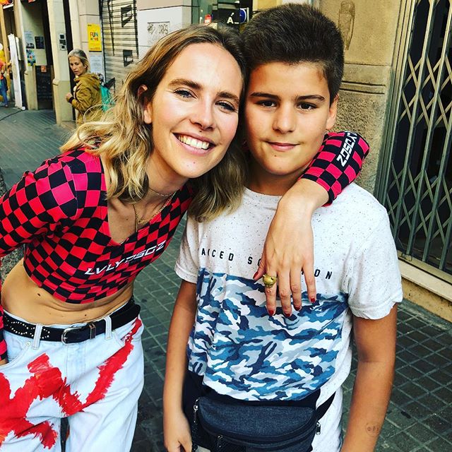 Juan, el hijo pequeño de Roser Amills, conoce a Brisa Fenoy