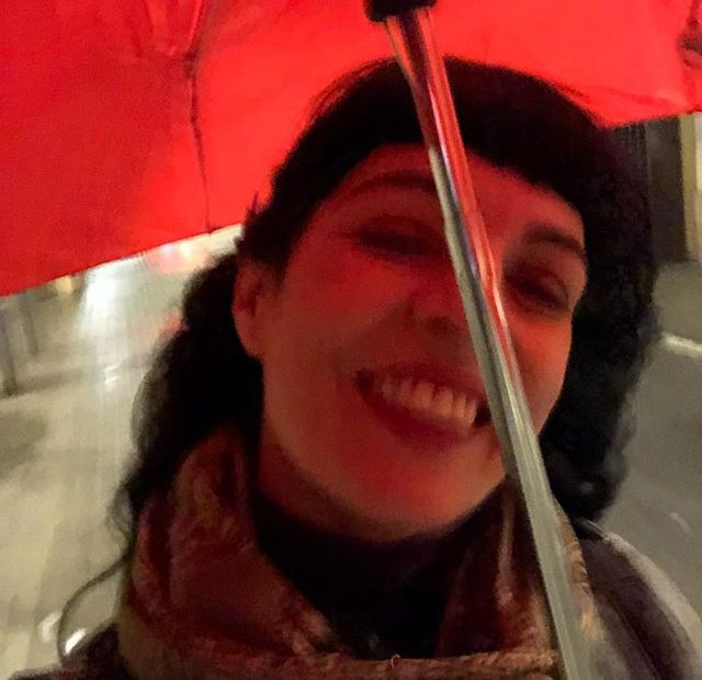 Paraguas de colores tras el calor del verano