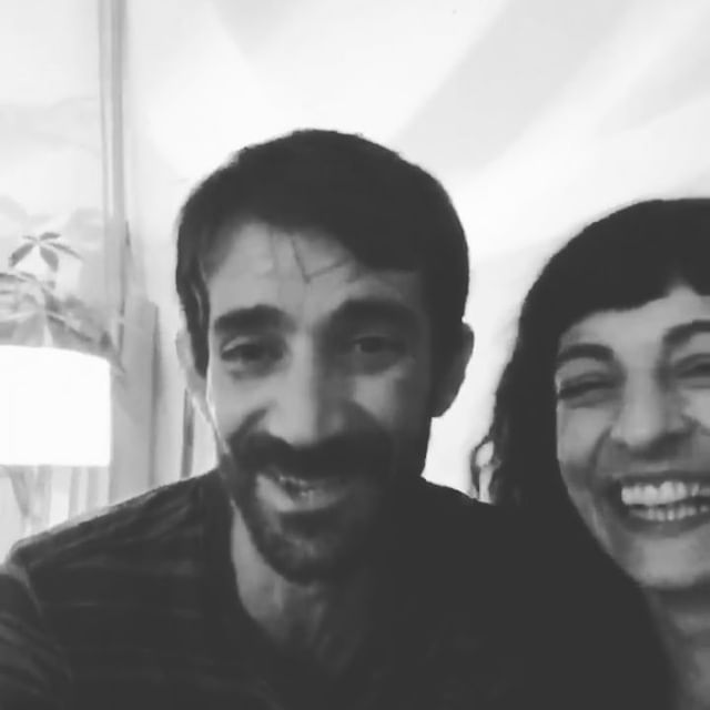 Roser Amills con su pareja rodrigo angel belaunzaran en el estudio Gregoire Morel de Barcelona