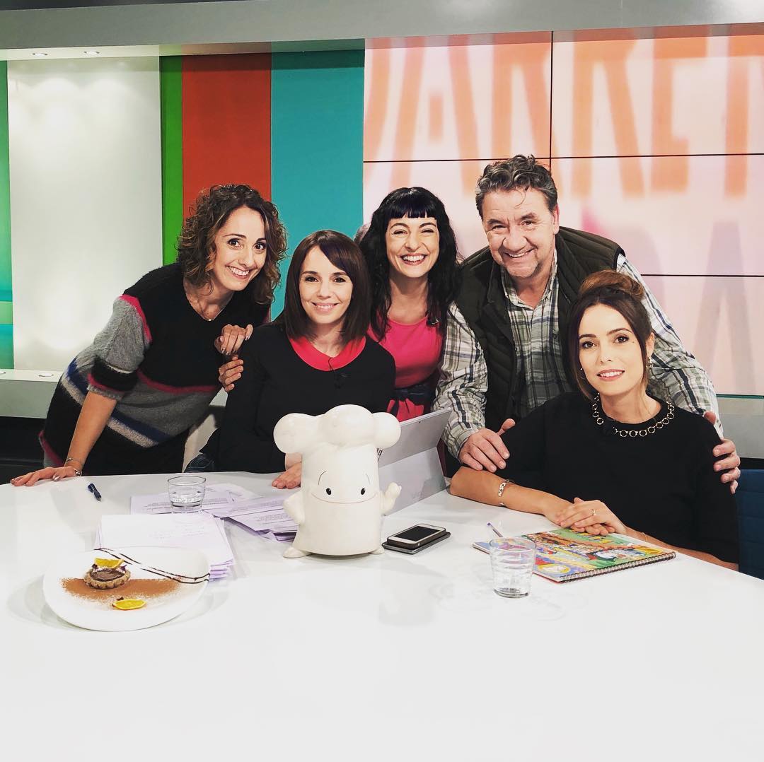 Foto de grupo para celebrar lo bien que nos lo hemos pasado! En el centro Marta Garau, la presentadora, y @kolditococinero Koldo Royo magazine Cinc Dies IB3