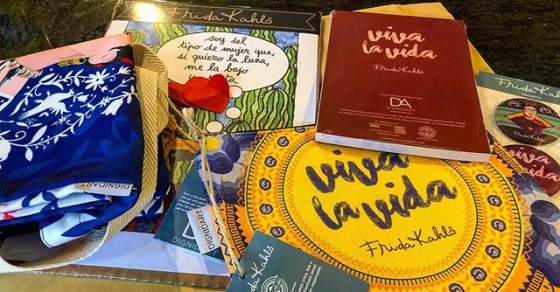 Adoro la hermosa y colorida colección de Frida Kahlo de @dignidart #shoppingbag, portatodo, lámina y libreta. Seguidles, trabajan con personas en peligro de exclusión y con tu compra ayudas mucho. #fridalovers ❤️ #fridakhalo #comerciojusto #dignidart #mujeres #solidaridad 2 Adoro la hermosa y colorida colección de Frida Kahlo de @dignidart #shoppingbag, portatodo, lámina y libreta. Seguidles, trabajan con personas en peligro de exclusión y con tu compra ayudas mucho. #fridalovers ❤️ #fridakhalo #comerciojusto #dignidart #mujeres #solidaridad - Roser Amills, escritora mallorquina