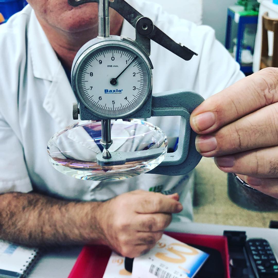 Hoy Roser Amills ha aprendido mucho sobre óptica gracias a Núria Antolí y Xavier Garcia, en una experiencia marcada por la profesionalidad y la reflexión sobre cómo vemos y cómo somos.