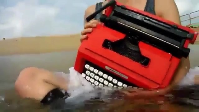 maquina de escribir de roser amills roja