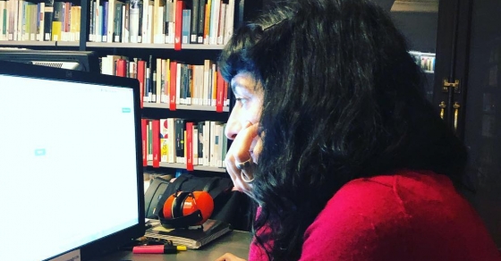 Roser Amills pillada en la biblioteca del @ateneubcn muy concentrada