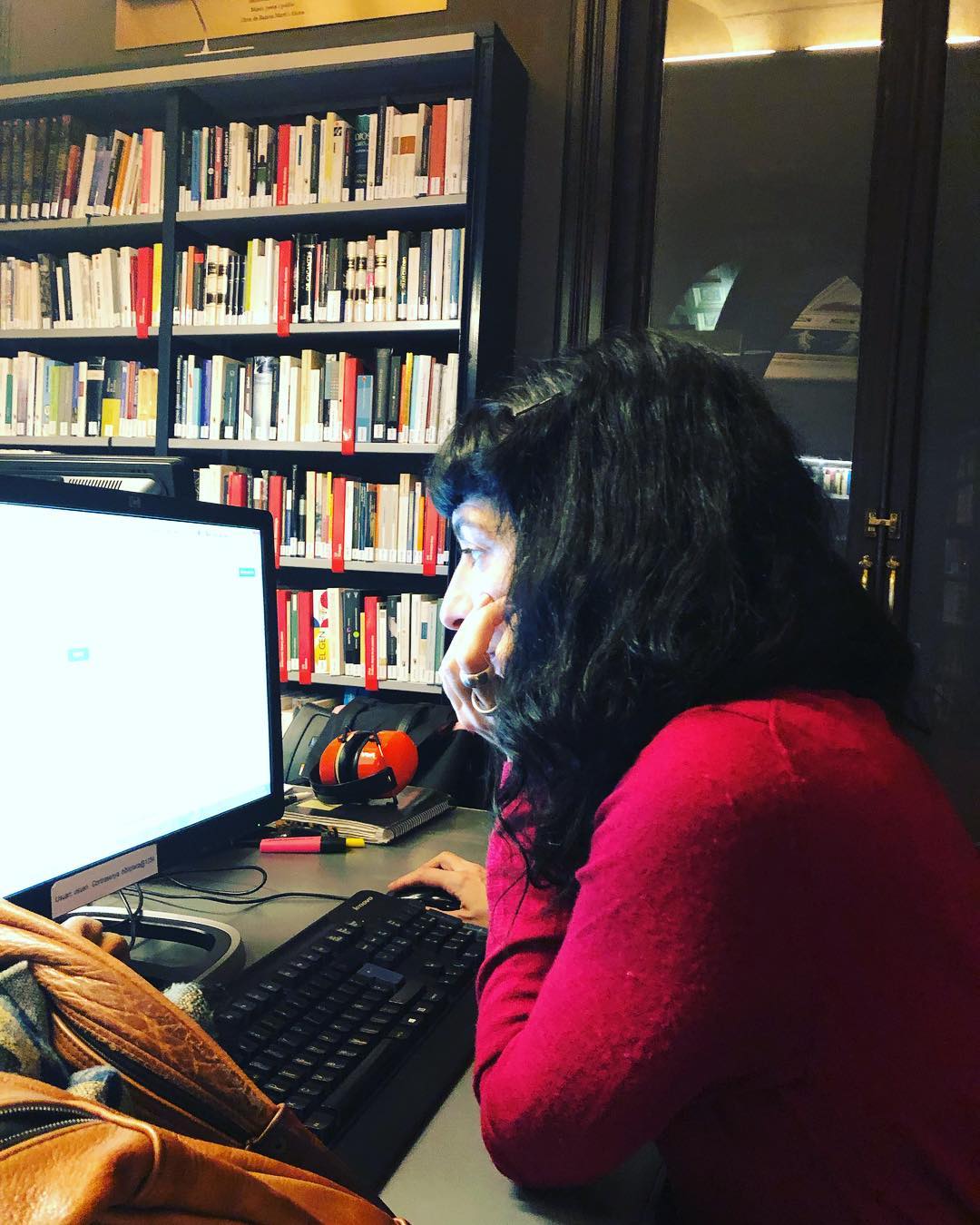 Roser Amills pillada en la biblioteca del @ateneubcn muy concentrada