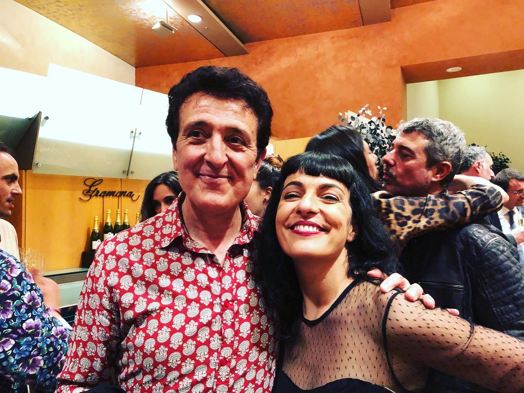 Roser Amills con Manolo García en los Premios Ondas 2018, celebrados en el Liceu de Barcelona. Vestido de Surkana.