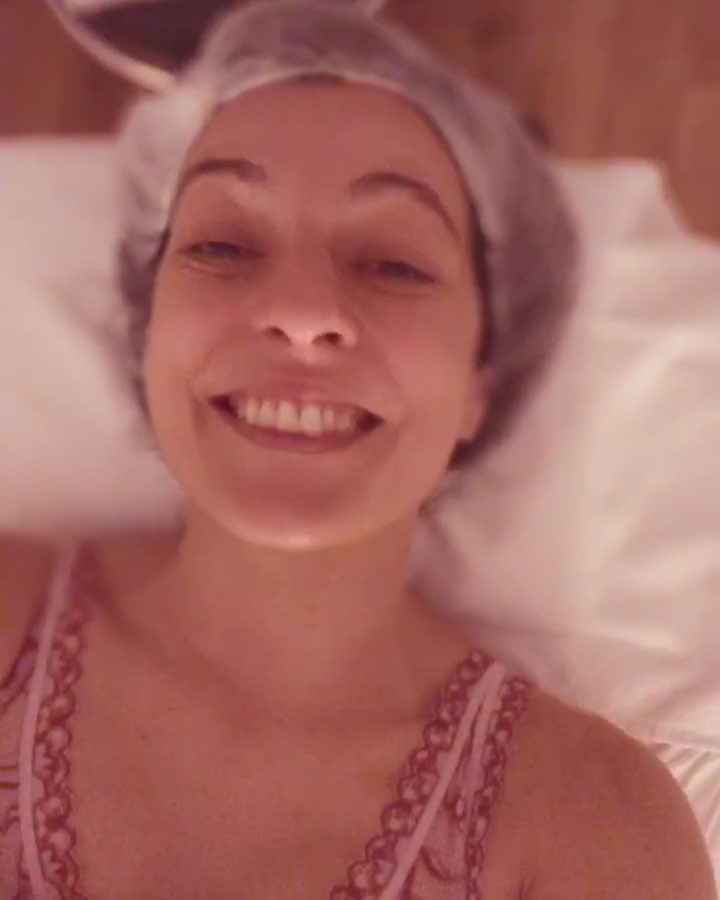 Autorretrato sonriente de una mujer con un gorro desechable