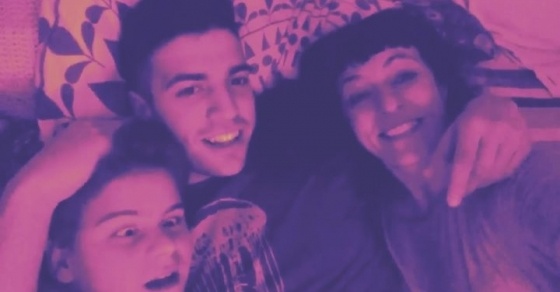 Roser Amills en el sofá con sus hijos Marcel y Juan Félix García Amills.